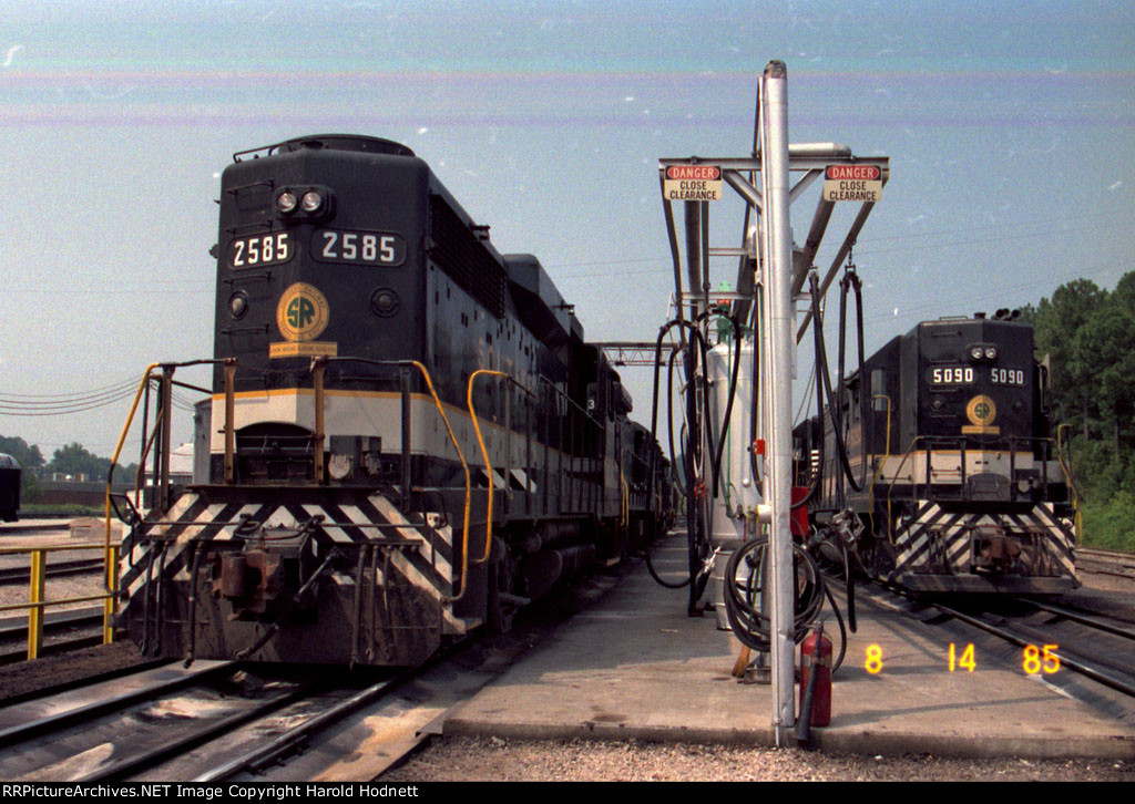 SOU 2585 & 5090 at the fuel racks at Glenwood Yard